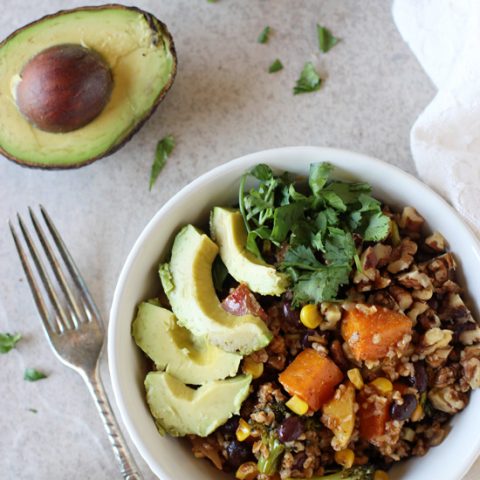 Recipe for healthy mexican nourish bowls. Ready in 45 minutes and packed with roasted veggies, whole grains, black beans and plenty of toppings!