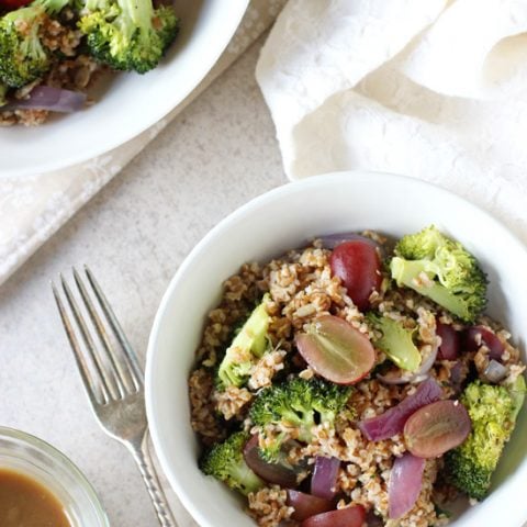 Recipe for light and summery roasted broccoli and grape salad with bulgur. With a bulgur pilaf, grapes, broccoli and a honey mustard drizzle!