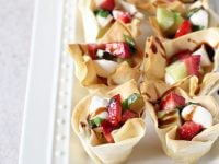 Recipe for strawberry, cucumber and mozzarella phyllo cups. A light and simple appetizer with homemade crispy phyllo cups and finished with balsamic glaze!