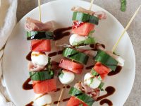 Recipe for watermelon, mozzarella and prosciutto skewers. A sweet and salty, super simple appetizer. Perfect for parties!