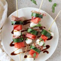 Recipe for watermelon, mozzarella and prosciutto skewers. A sweet and salty, super simple appetizer. Perfect for parties!