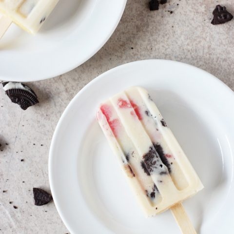 Recipe for quick and easy watermelon and cream ice pops. With just five ingredients! Including almond milk, greek yogurt, watermelon and chocolate cookies!