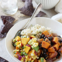 Recipe for sweet & spicy chipotle sweet potato burrito bowls with a fresh peach salsa! With cilantro lime rice and black beans!