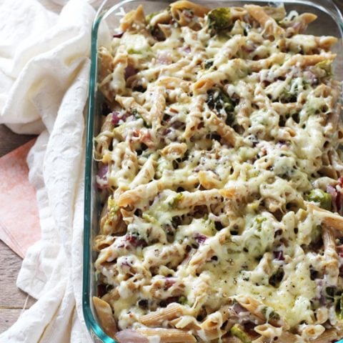 Recipe for brussels sprout and bacon baked pasta. With roasted brussels sprouts, crispy bacon and a creamy sauce made from greek yogurt!