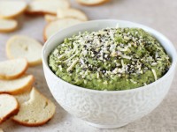 Recipe for everything spinach chickpea dip. Quick, healthy and full of flavor! Filled with fresh spinach, chickpeas and finished with a classic everything topping!