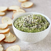 Recipe for everything spinach chickpea dip. Quick, healthy and full of flavor! Filled with fresh spinach, chickpeas and finished with a classic everything topping!