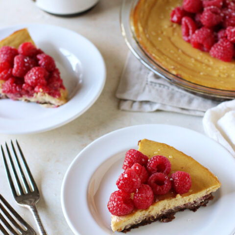 Recipe for raspberry pumpkin ricotta pie. With a gingersnap crust, a pumpkin ricotta filling and lots of fresh raspberries! A gorgeous addition to any holiday table! #raspberrydessert