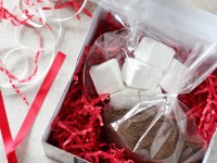 Recipe for homemade hot chocolate gift packages! A fun and festive treat to give to friends and family during the holidays!