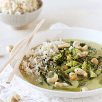 Easy and crazy flavorful vegetarian thai green curry with broccoli and asparagus! This 35-minute recipe is filled with coconut milk, fresh ginger and even chickpeas!