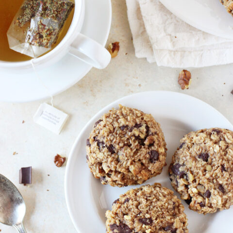 Healthy and freezer-friendly banana bread breakfast cookies! Filled with oats, honey, walnuts and dark chocolate! Naturally gluten-free!