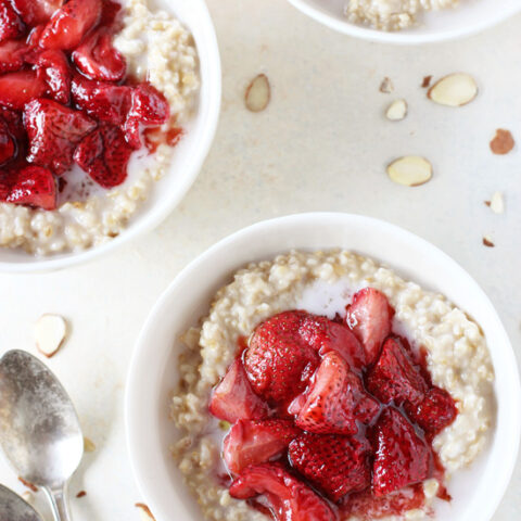 This strawberries and cream steel cut oatmeal makes a perfect hearty and healthy breakfast! With creamy oats, roasted strawberries and maple syrup! And it reheats beautifully!