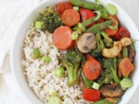 A fast, healthy & crunchy peanut ginger vegetable stir-fry! With colorful veggies and a crazy flavorful sauce, this recipe will be a family favorite!