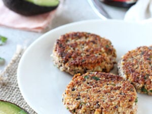 Crispy on the outside & soft on the inside, these fresh herb & roasted garlic quinoa burgers make for a fantastic meal! Packed with so much flavor!