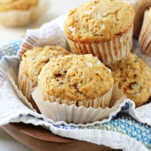 With a soft and chewy inside, a crunchy top and a bit of heat, these honey chipotle beer bread muffins are irresistible! Just one bowl and a few minutes of prep!