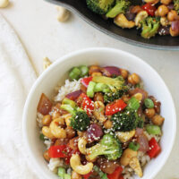 A 30-minute healthy orange chickpea and broccoli stir-fry! With crisp veggies and a fantastic bright and tangy orange sauce!