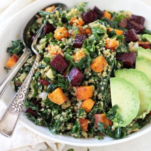 Kale and quinoa rainbow salad! This vibrant & healthy salad is packed with roasted veggies, almond quinoa pilaf and massaged kale! With a creamy lemon dressing!