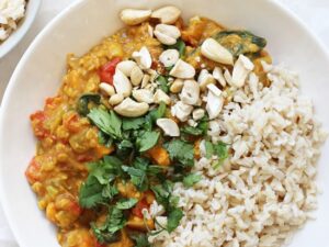 This easy slow cooker sweet potato spinach curry is healthy and packed with flavor! With a creamy coconut milk base, red lentils and bell pepper! Vegan & gluten free!
