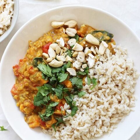 This easy slow cooker sweet potato spinach curry is healthy and packed with flavor! With a creamy coconut milk base, red lentils and bell pepper! Vegan & gluten free!