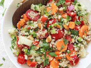Filled with oodles of fresh veggies, protein packed quinoa and a delicious lemon vinaigrette, this crunchy summer veggie quinoa salad is perfect for warm weather! Healthy, easy and delicious!