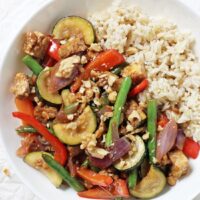 30 minute garlic ginger summer veggie stir-fry! This healthy & easy meal is completely customizable and perfect for warm weather! Including the most delicious sauce!