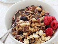 Wholesome, healthy and fun, this easy peanut butter & jelly baked oatmeal is perfect for the whole family! Filled with peanut butter, berries, maple syrup and oats!