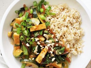 Easy and delicious kung pao tofu! A healthier and lighter take on the popular take-out dish! With a sweet yet savory sauce, tons of veggies and it cooks in one skillet! Vegan & gluten free!